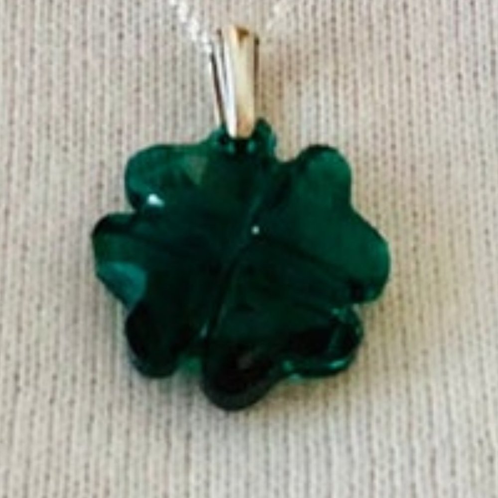 3/$35 💗 Swarovski Lucky Clover Emerald Green Pendant Necklace - Picture 2 of 5